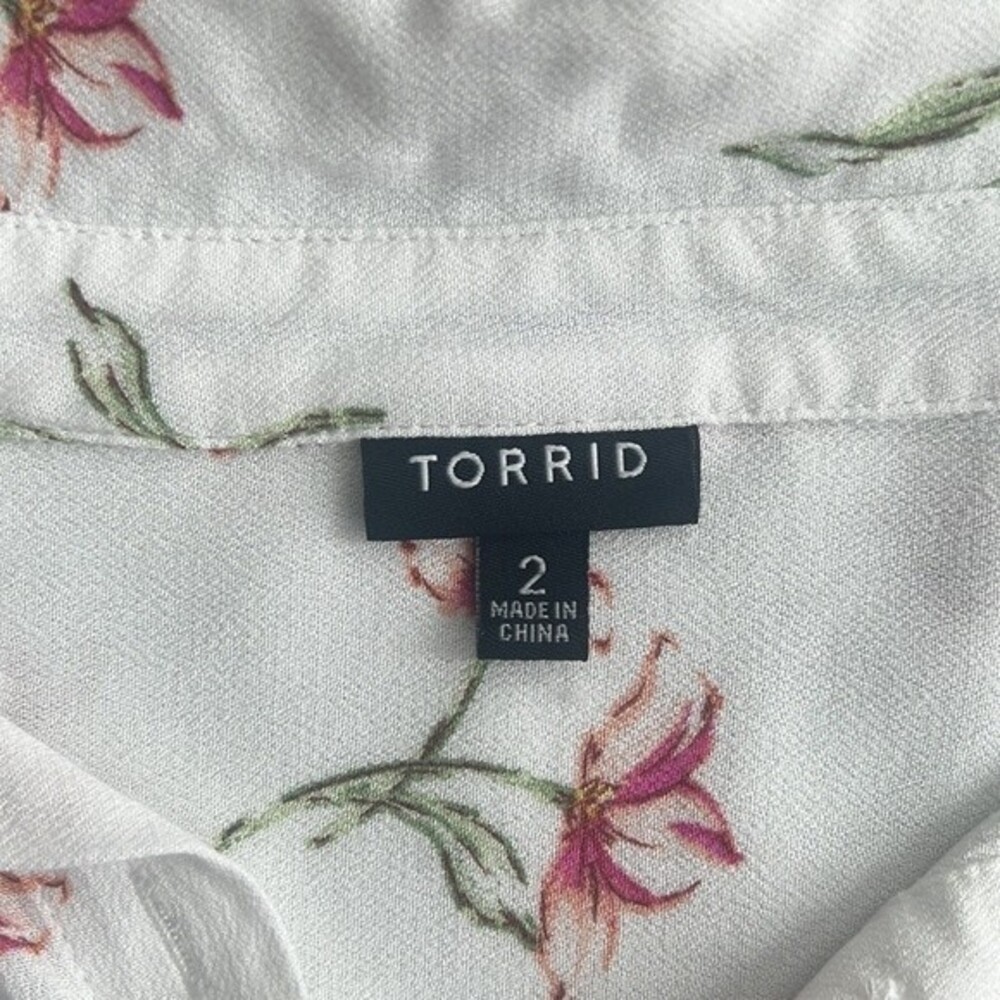 TORRID Floral Short Sleeve Blouse Size 2X Crepe Button Knotted Front Boho Spring - Picture 2 of 12